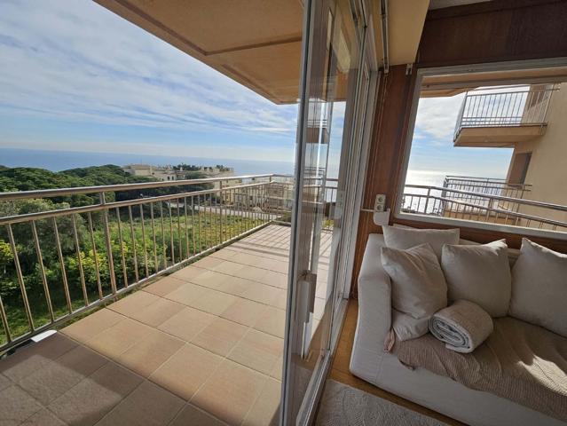 Apartamento con vistas al mar, zona comunitaria con jardines, piscina, parking. photo 0