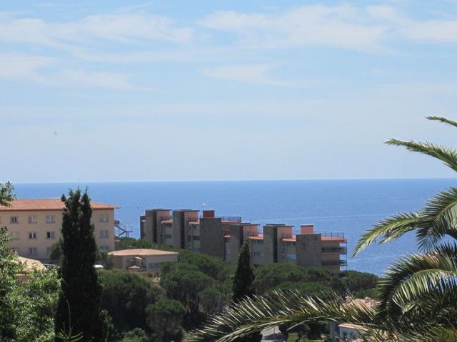 Parcela para construir una vivienda unifamiliar con vistas al mar y a la montaña. photo 0