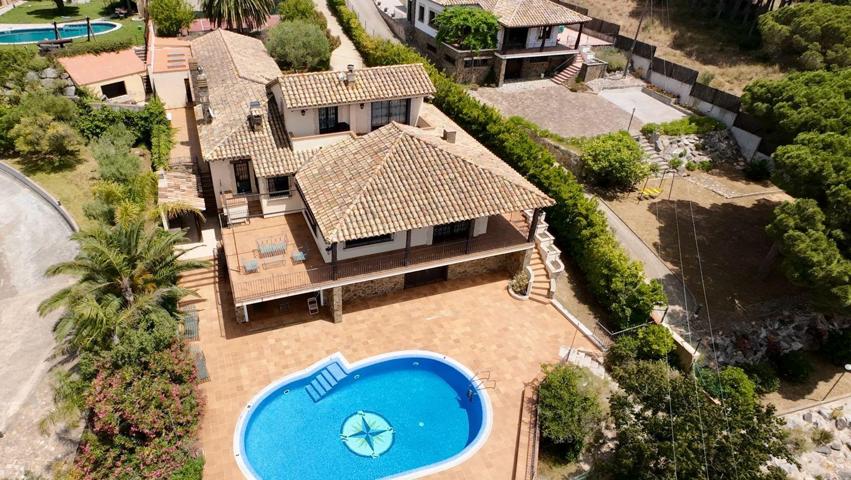 Casa en un entorno tranquilo con espectaculares vistas al pueblo, al mar y a la montaña. photo 0