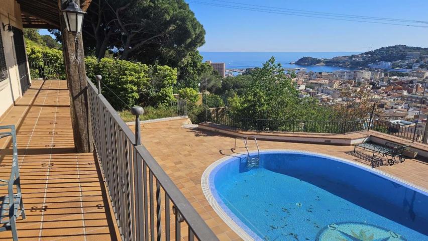 Casa en un entorno tranquilo con espectaculares vistas al pueblo, al mar y a la montaña. photo 0