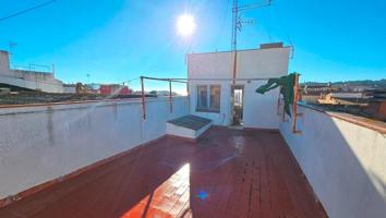 Casa de pueblo situada en el Eixample, a 800 metros del Paseo del Mar y de la playa. photo 0