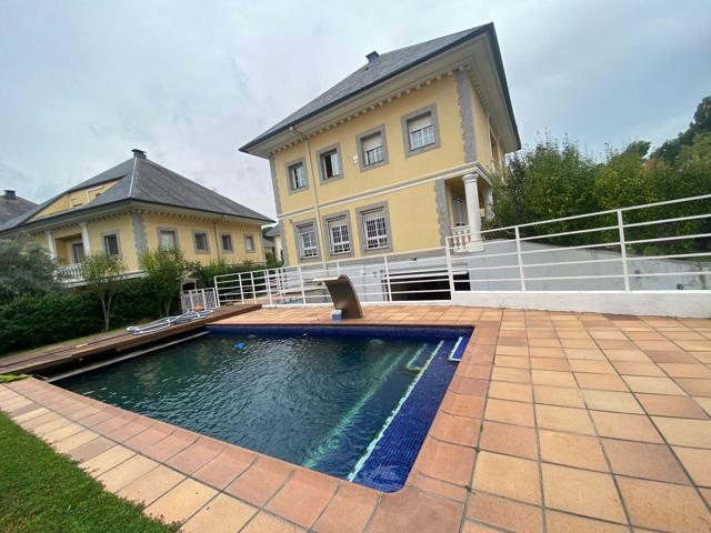 Casa de estilo francés moderno ubicada en la encantadora zona de Castellarnau, en Sabadell. photo 0