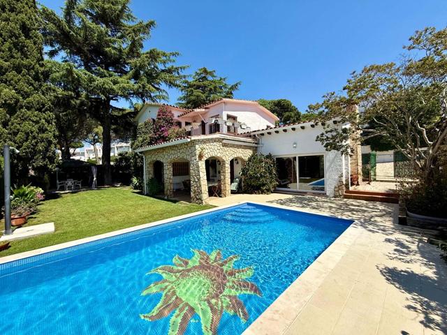 Casa aislada situada a pocos metros del centro de s'Agaró, garaje, piscina y jardín. photo 0