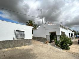 AMPLIA PARCELA PRÓXIMA A JEREZ CON 3 VIVIENDAS, NAVES Y TRASTEROS. photo 0