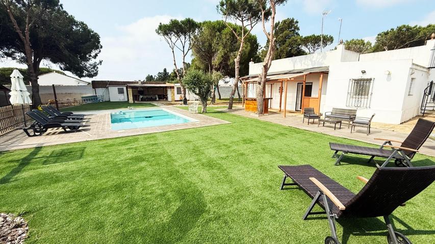 Chalet con cabaña de madera y zona de barbacoa photo 0