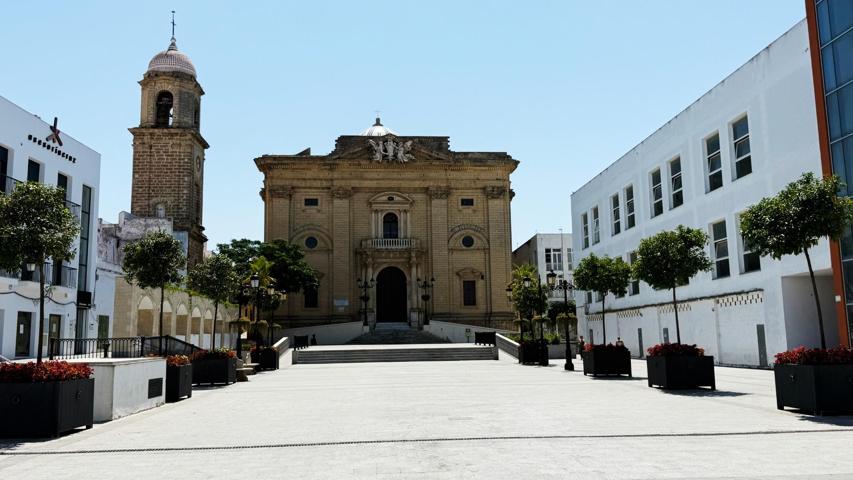 GRAN CASA EN EL CENTRO DE CHICLANA PARA REFORMAR photo 0