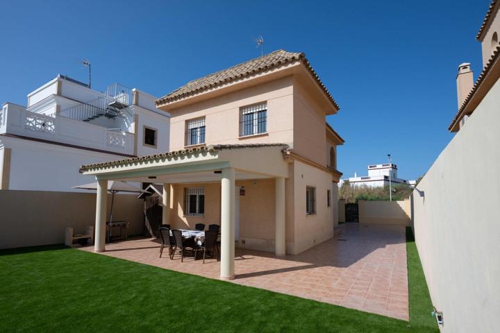 Chalet independiente en primera línea de playa en Chipiona photo 0