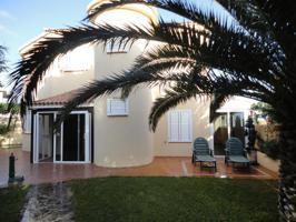 Exclusiva casa unifamiliar en entorno sereno y privilegiado photo 0