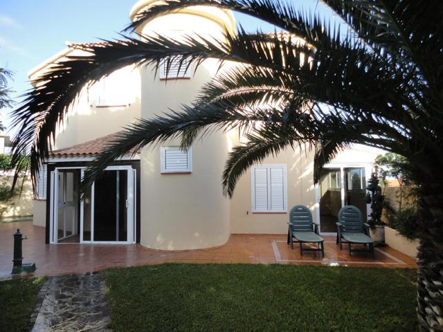 Exclusiva casa unifamiliar en entorno sereno y privilegiado photo 0