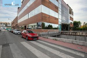 Espectacular edificio a las puertas de Granada , con un uso terciario , con 5 plantas. photo 0