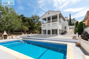 Espectacular chalet en Monachil con piscina y vistas a la ciudad photo 0