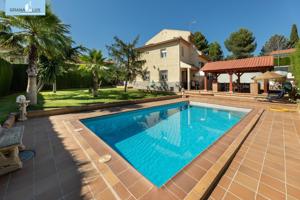IMPONENTE CHALET EN OTURA photo 0
