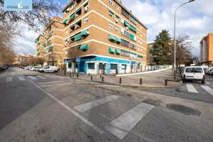 Gran local junto a Colegio El Carmelo. Ideal negocio, oficina u otros usos. Precio económico photo 0