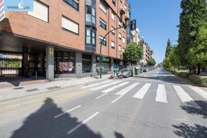 Amplio local comercial en Camino de Ronda photo 0