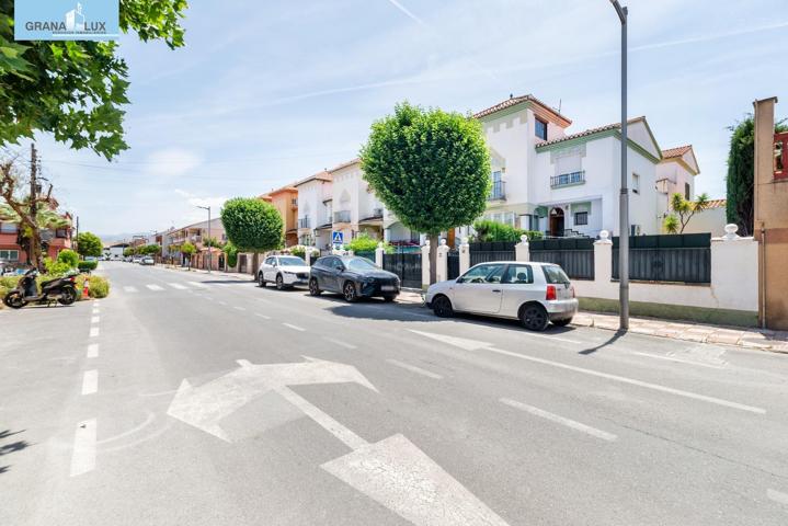 🏡 Tu nuevo hogar en Churriana de la Vega: amplitud, comodidad y una zona exterior de ensueño photo 0