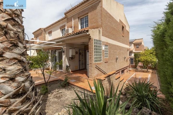¡MAGNIFICA CASA PAREADA EN LA MEJOR ZONA RESIDENCIAL DE HUETOR VEGA... LOS REBITES! photo 0