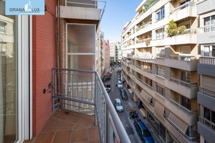 FANTÁSTICO PISO EN PLENO CENTRO DE GRANADA, IDEAL PARA VIVIR O INVERTIR. photo 0