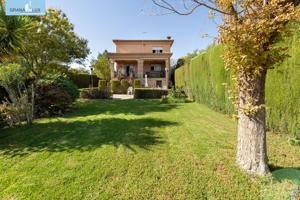 Tu oasis privado en Urb. El Ventorrillo: chalet con piscina y zona ajardinada photo 0