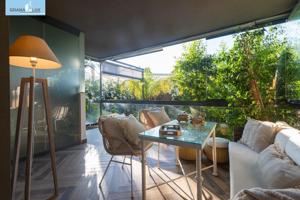 Venta de piso totalmente amueblado, equipado y con 100 m2 de jardín en Málaga (Zona Puerto de la Torre) photo 0