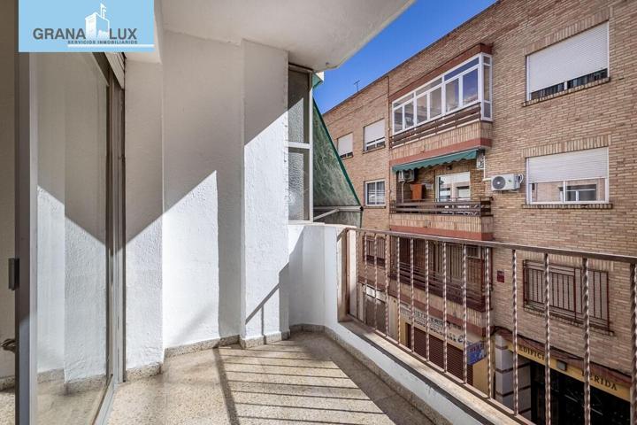 ¡Piso con mucha luz y gran potencial en calle El Guerra. Segunda planta con ascensor y terraza! photo 0