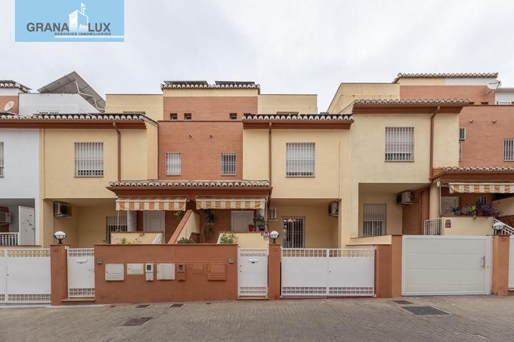 Fantástica casa adosada junto a Barrio Periodistas ideal para vivir en el centro de Granada. photo 0