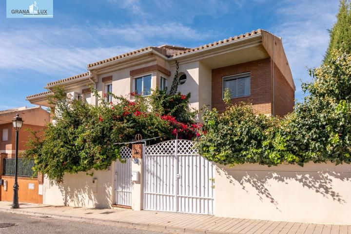 CASA PAREADA CON PISCINA PROPIA EN LOS REBITES, HUÉTOR VEGA photo 0