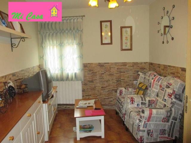 CASA REFORMADA COMPLETAMENTE EN VENTA CON SEIS DORMITORIOS DOBLES ,DOS BAÑOS, DOS PATIOS, SALITA photo 0