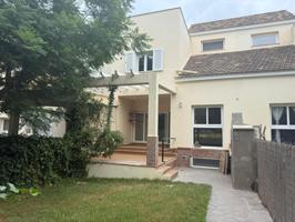 Urbana. Amplia unifamiliar adosada situada en la entrada de Chiclana. photo 0