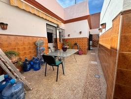 Casa con patio y garaje en zona Gallinero photo 0