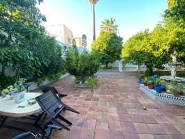 PRECIOSA CASA EN EL CENTRO CON JARDÍN. photo 0