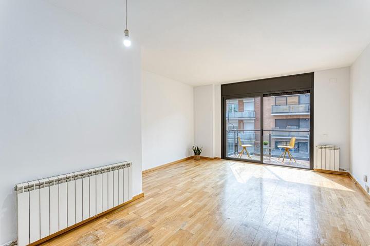 Pis lluminós i exterior en finca jove amb pocs veïns! photo 0