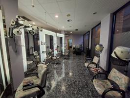 Lloguer de local comercial equipat com a perruqueria a l’Avinguda Balmes d’Igualada photo 0