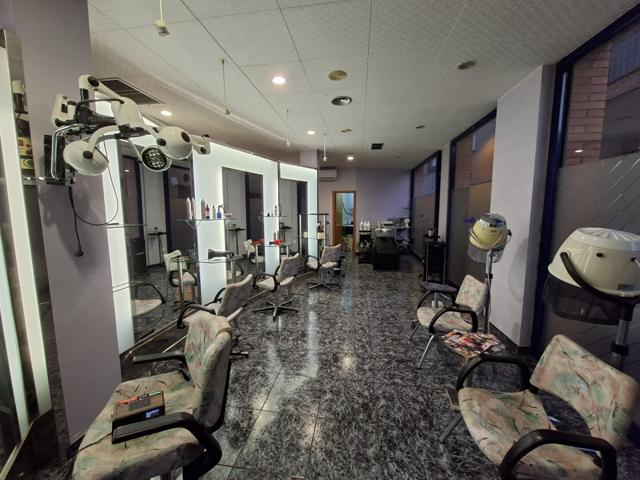 Lloguer de local comercial equipat com a perruqueria a l’Avinguda Balmes d’Igualada photo 0