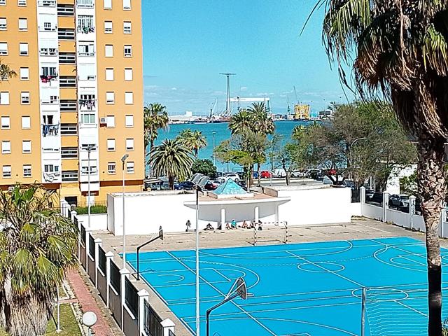 Piso amplio de 3 dormitorios orientado a la bahia de Cádiz photo 0