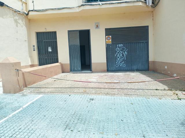 Local en el centro, con vado para aparcar. photo 0