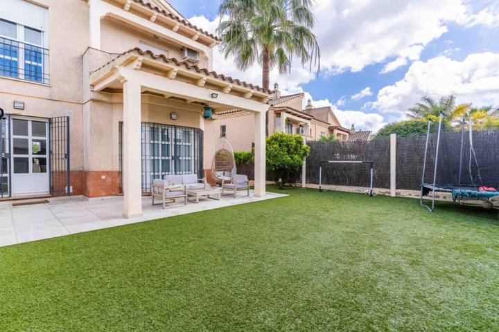 CASA PAREADA DE 4 DORMITORIOS Y SÓTANO EN CAMPO DE GOLF ! photo 0