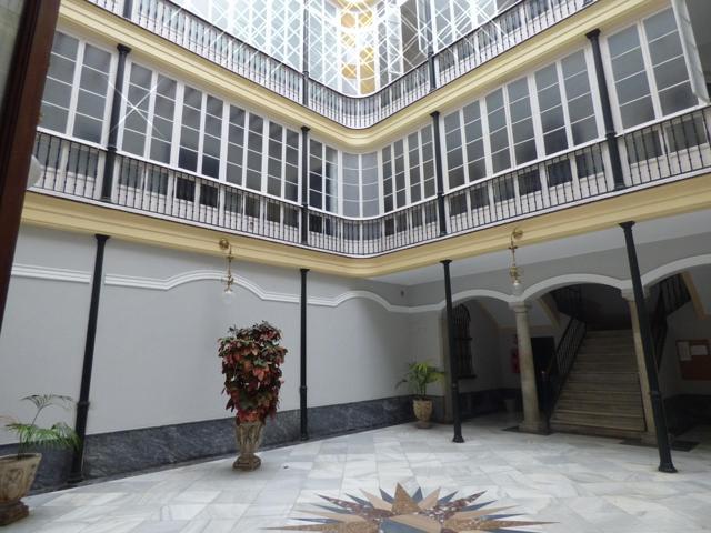 ¡Magnífico piso con ascensor en el centro histórico de Cádiz, junto a la Plaza de San Francisco! photo 0