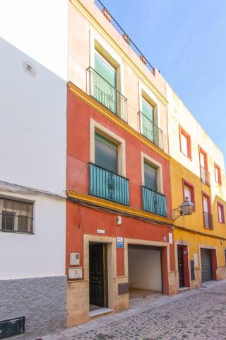 SE VENDE CASA EN EL CENTRO CON GARAJE photo 0