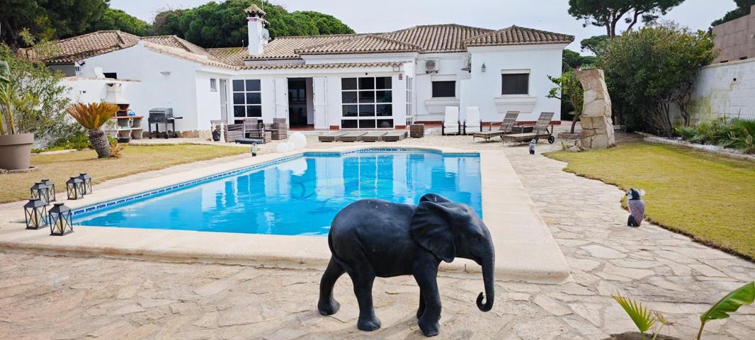 Chalet con gran parcela y piscina a un paso del mar en Costa de Sancti Petri photo 0