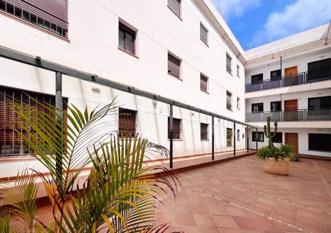 Piso muy céntrico en planta baja con patio y garaje photo 0
