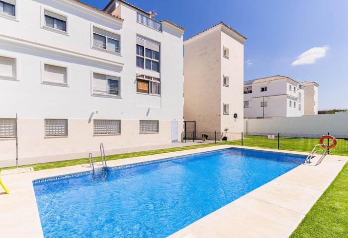 VIVIENDA EN URBANIZACIÓN CON PISCINA EN EL NUCLEO URBANO photo 0
