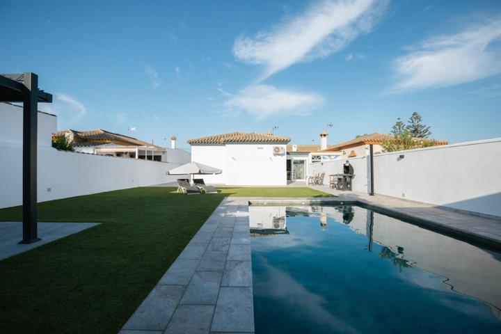 Chalet con piscina en Los Gallos photo 0