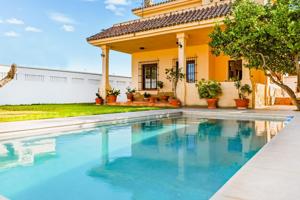 Chalet con piscina en el Campito photo 0