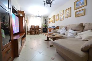CASA CON 13 AÑOS, EN PERFECTO ESTADO Y CON PATIO photo 0