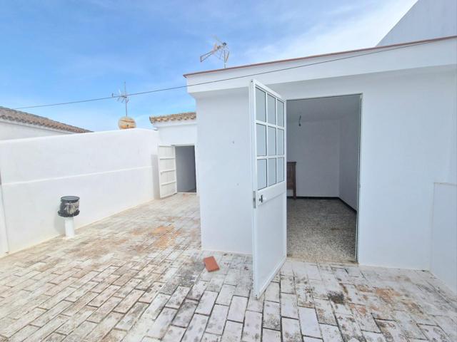 Casa de dos plantas con salida a dos calles en Torrecera, a solo 20 minutos de Jerez de la Frontera photo 0