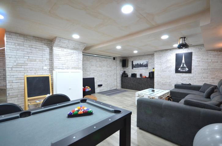 Preciosa adosada de 4 dormitorios, completamente reformada, 3 plantas,  patios delantero y trasero photo 0