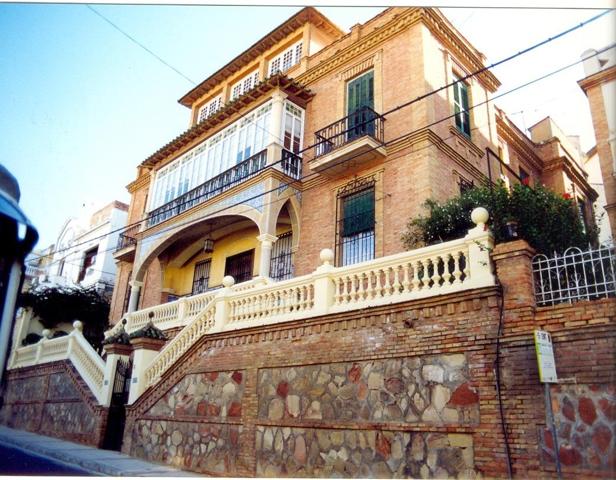 Exclusiva propiedad histórica con dos viviendas independientes en el corazón de Málaga. Arquitectura ecléctica de 1927 con encanto singular. photo 0