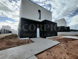 Espectacular chalet independiente de nueva construcción en alquiler en Torre en Conill photo 0