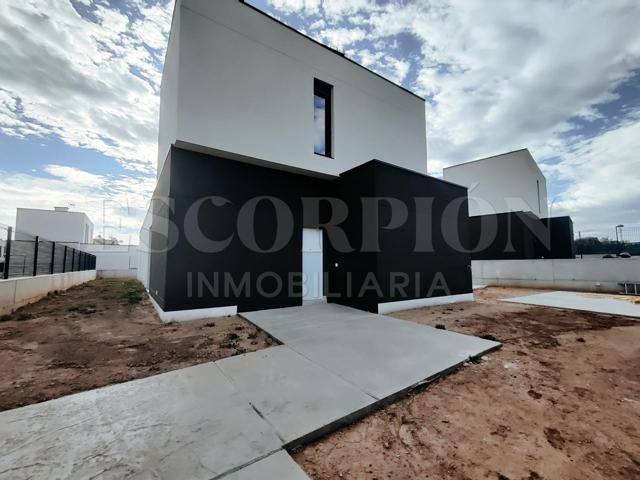 Espectacular chalet independiente de nueva construcción en alquiler en Torre en Conill photo 0