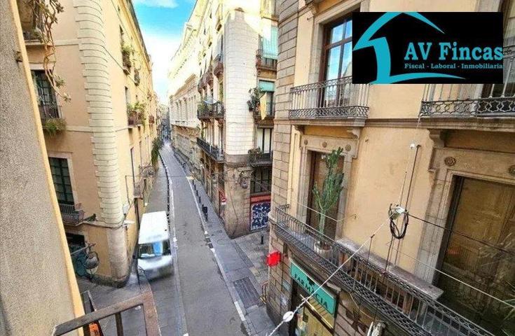 Piso en venta en calle d'Avinyó photo 0